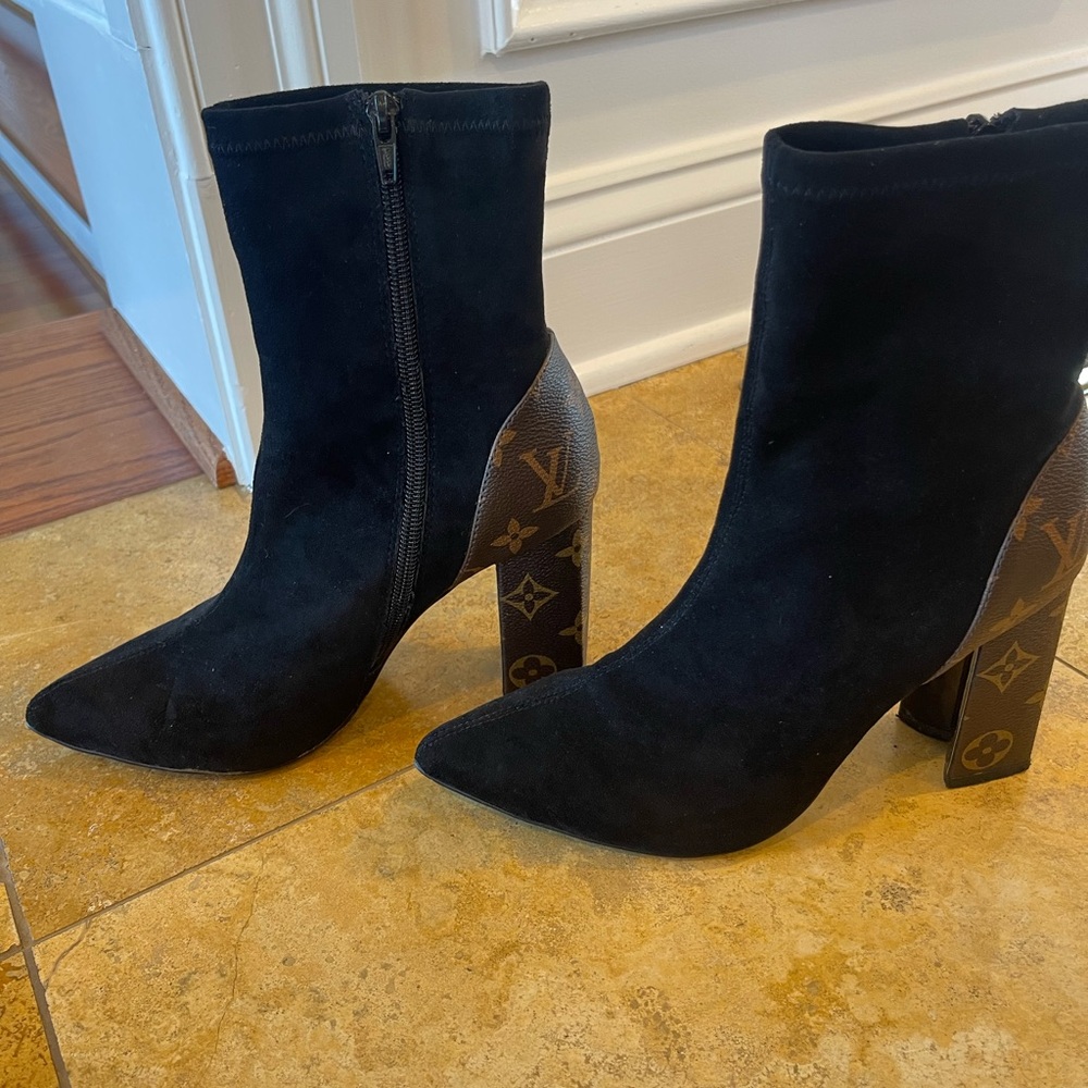 Louis Vuitton ankle boots suede size 39.